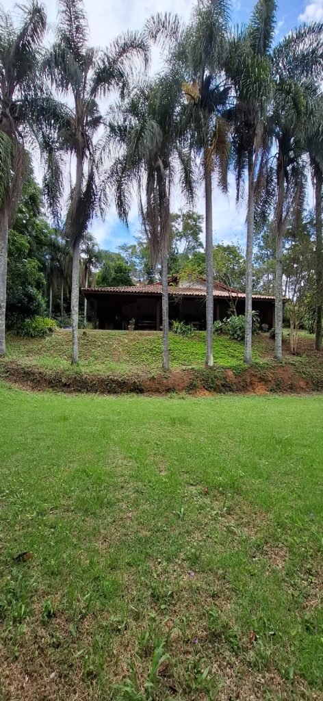 Oportunidade Imperdível: Charmosa Chácara à Venda em São Roque!